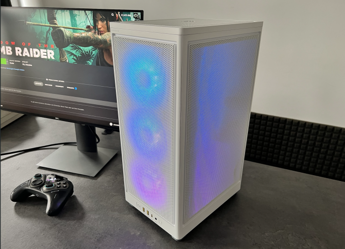 Wir haben ein kompaktes System mit einem Mini-ITX-Mainboard und einem Gehäuse im Format einer Xbox Series X gewählt. (Bild: Martin Böckmann/Golem.de)